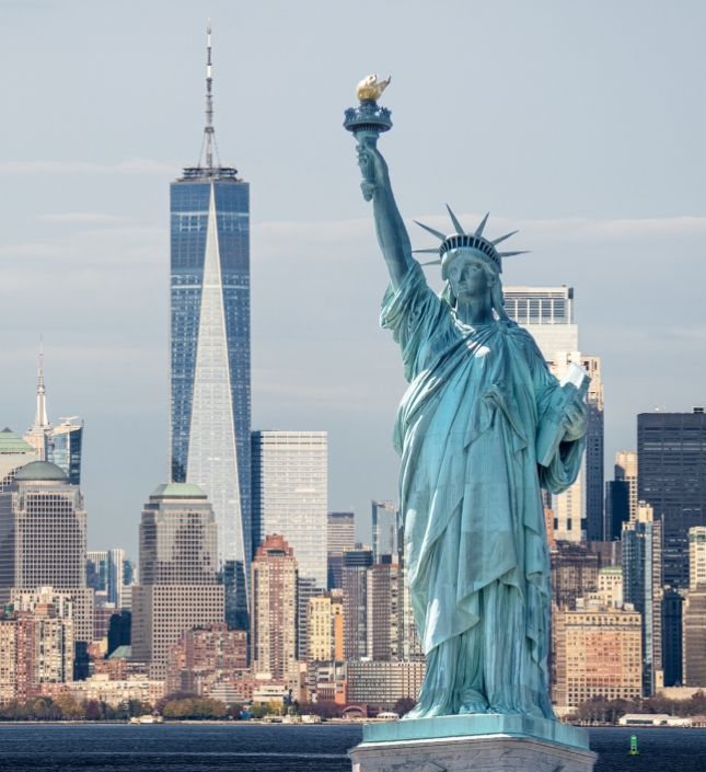 Image of the Statue of Liberty on the background of Manhattan
